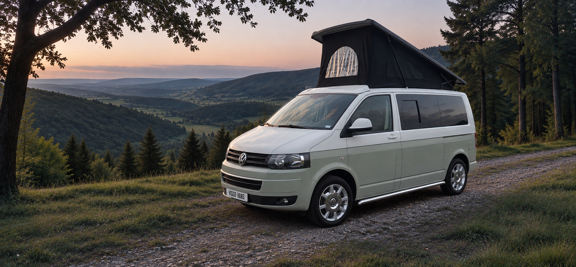 Viggo campervan te koop, geparkeerd op een heuvel bij zonsondergang